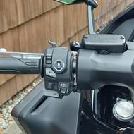 Tlačítko vpravo dole (RES/SET) slouží k regulaci rychlosti tempomatu. U slabších verzí Forzy je použito k nastavení výšky plexi štítu. 