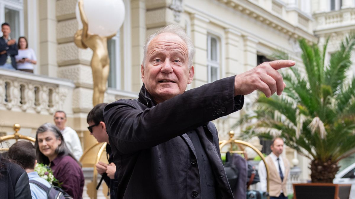 FOTO: Dorazila herecká hvězda. Stellan Skarsgård na festivalu ve Varech převezme Křišťálový glóbus