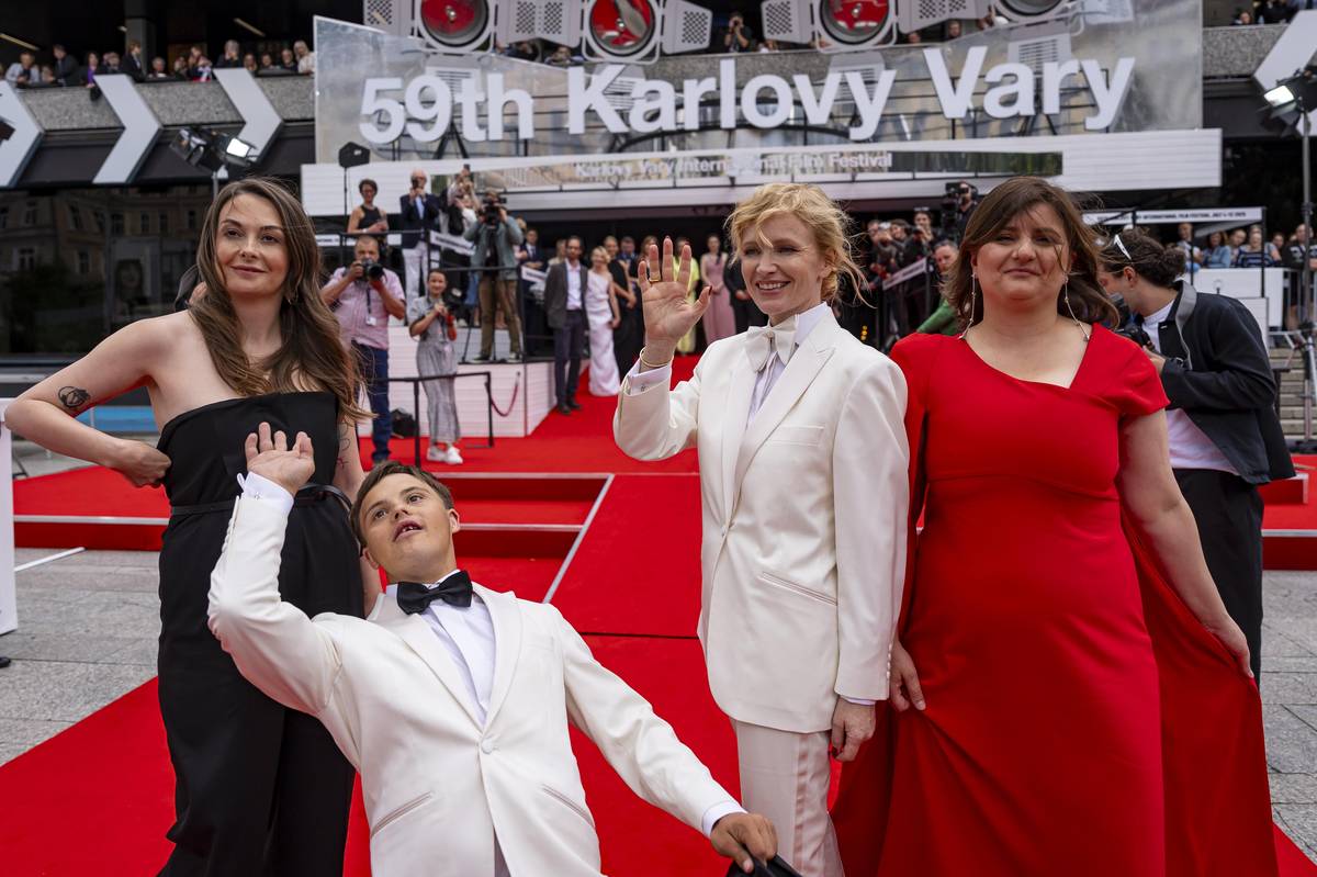 Premiéra filmu Karavan 9. července 2025 na 59. Mezinárodním filmovém festivalu v Karlových Varech. Na snímku Juliana Oľhová, David Vodstrčil, Aňa Geislerová a režisérka filmu Zuzana Kirchnerová