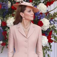 Perly zvolila i princezna Kate v růžově pudrovém kostýmku s tylovou sukní.