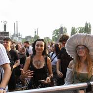Publikum před hlavní festivalovou scénou. 