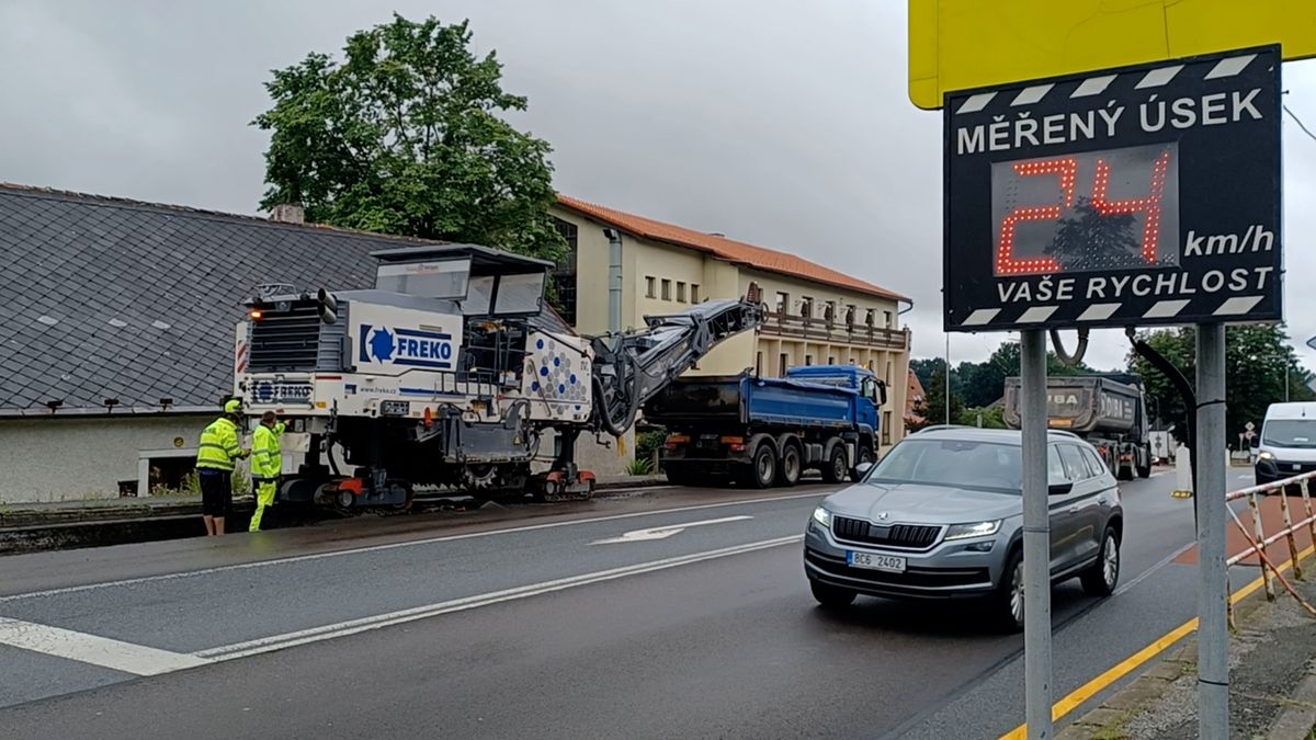 Hlavní tah z Prahy na jih komplikuje stavba kruhového objezdu v Miličíně