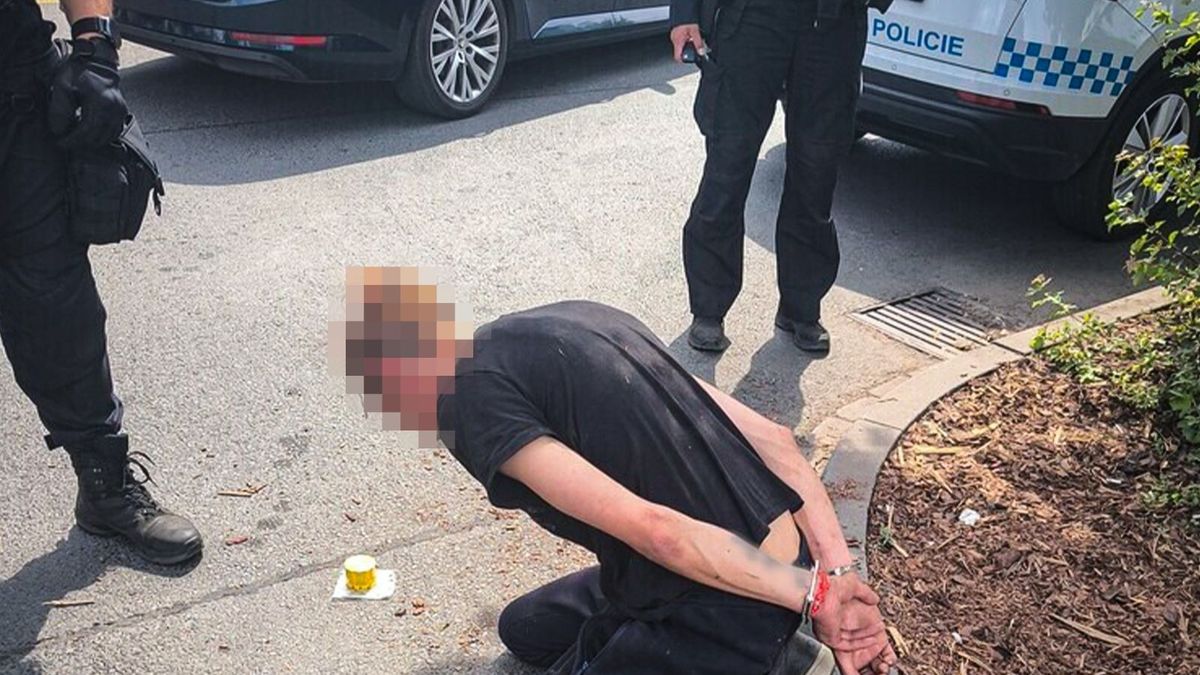 Zapalovač a ředidlo. Narkoman z Plzně si ale naštěstí ani neškrtl