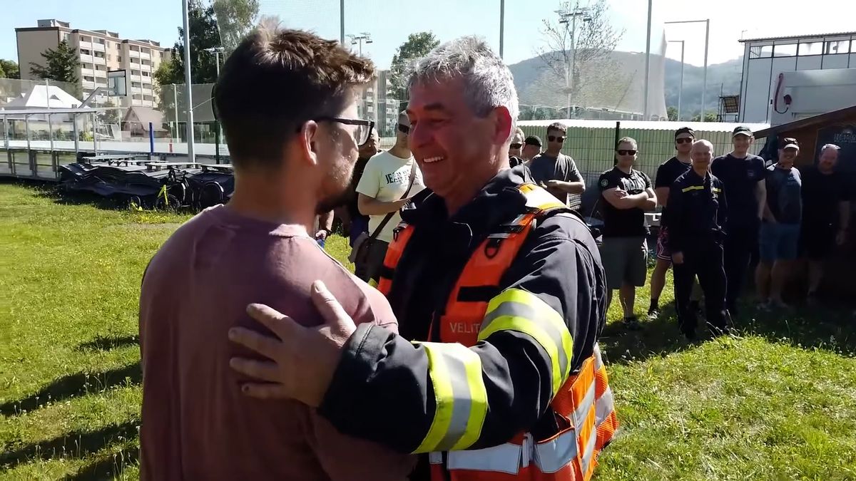 Hasič 33 let pomáhal na Jesenicku, poslední jízdu mu zpestřil kapitán hokejistů Třince
