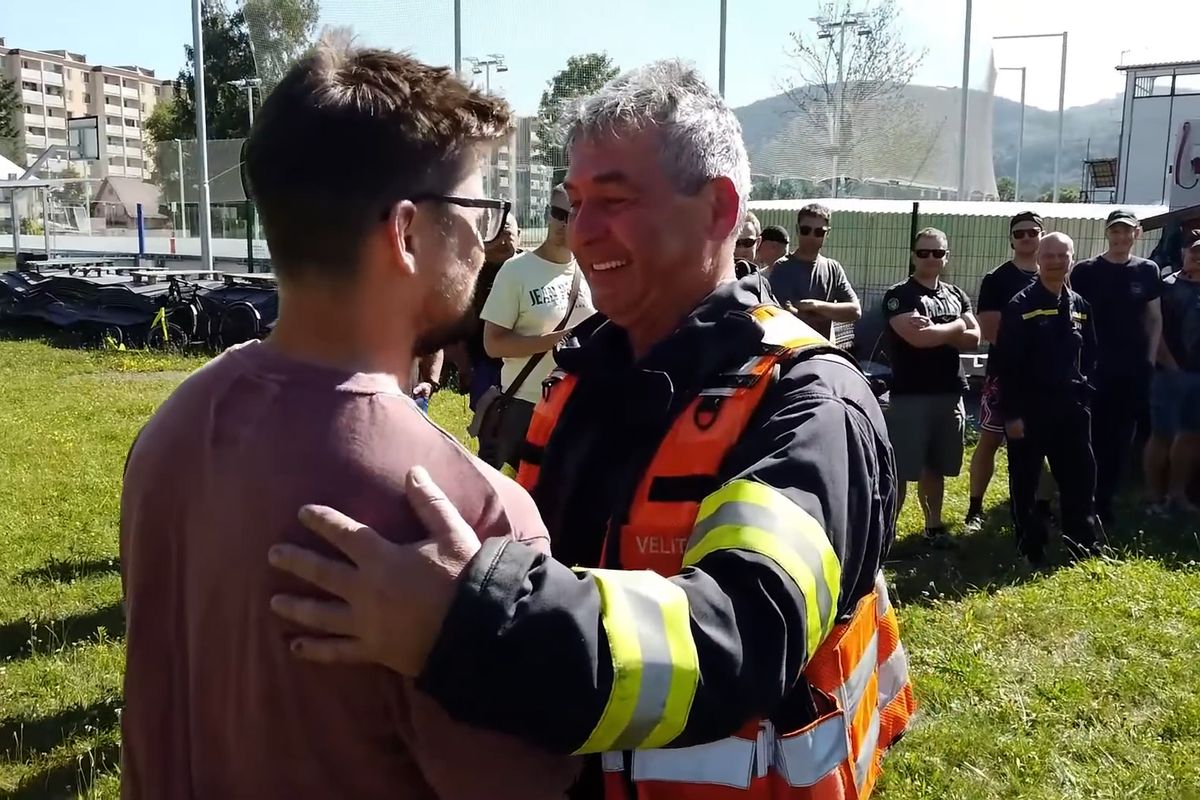 Hasič 33 let pomáhal na Jesenicku, poslední jízdu mu zpestřil kapitán hokejistů Třince