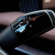 Tolik místa mezi řidičem a spolujezdcem je i díky přesunutí voliče převodovky za volant. Řešení, které nám vůbec nevadí.