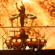 Apashe vystoupil za doprovodu tympánů a osmičlenné dechové sekce.