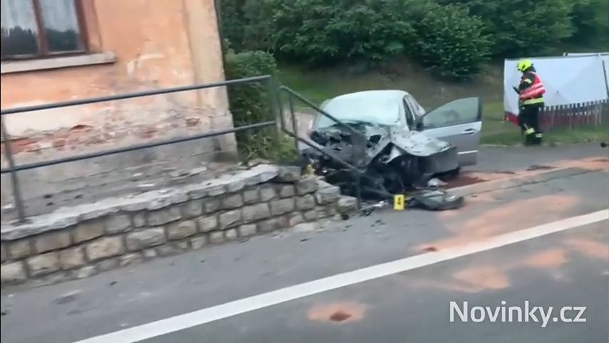 Řidička zřejmě zkolabovala za volantem. Po nárazu do domu na Jablonecku zemřela