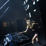 Britská dýdžejka Charlie Tee hrála mimořádně energický drum and bass.