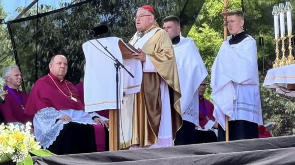 Takže promiňte. Duka se při mši v Nitře omluvil Slovákům za to, že je Češi poučují o demokracii
