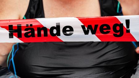 Plakáty proti obtěžování na německých koupalištích budí kritiku. Jako pachatele zobrazují mladíka se světlými vlasy
