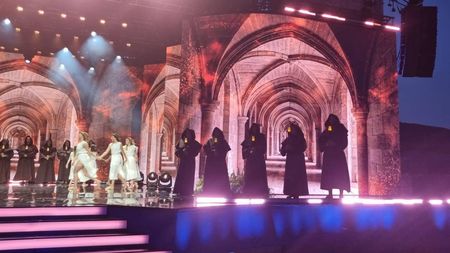 Cyril a Metoděj v gotických kostelech. Papalášská show na Slovensku čelí ostré kritice