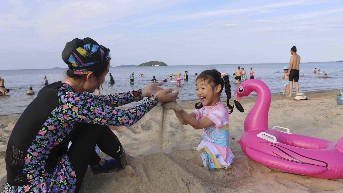 FOTO: Plážové radovánky v Severní Koreji. V přímořském resortu dováděli první rekreanti