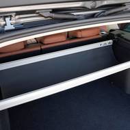 Připevnit lze síť na drobnosti, upřímně ale dvojice tyčí po pár týdnech skončila doma, rodině s kočárkem jen překáží.