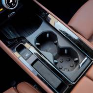 Ve středovém tunelu potěší rozměrné držáky na nápoje.