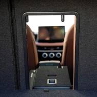 Součástí je i otvor na lyže.