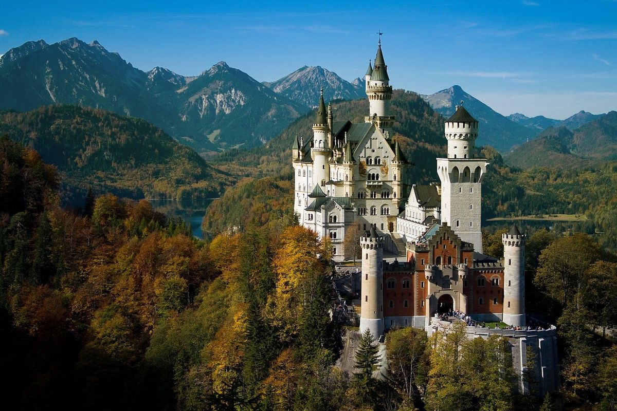 Návštěvnice zámku Neuschwanstein zamkla ve vedru psa do odkládací skříňky