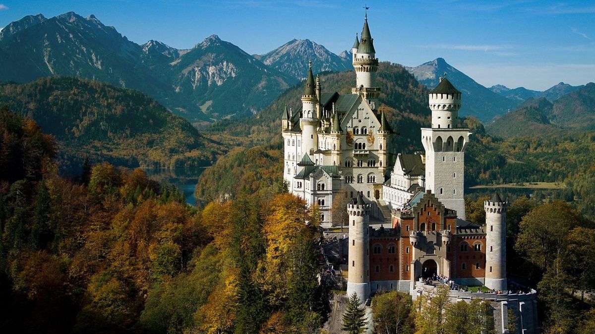 Návštěvnice zámku Neuschwanstein zamkla ve vedru psa do odkládací skříňky