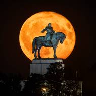 Zde měla Valerie nápad nefotit klasicky z Letné, ale z nábřeží, kde je velký prostor popoběhnout. Aby byl měsíc přesně za koněm, musela to vypočítat v aplikaci. Záběr vznikl v létě kolem půl jedenácté večer.