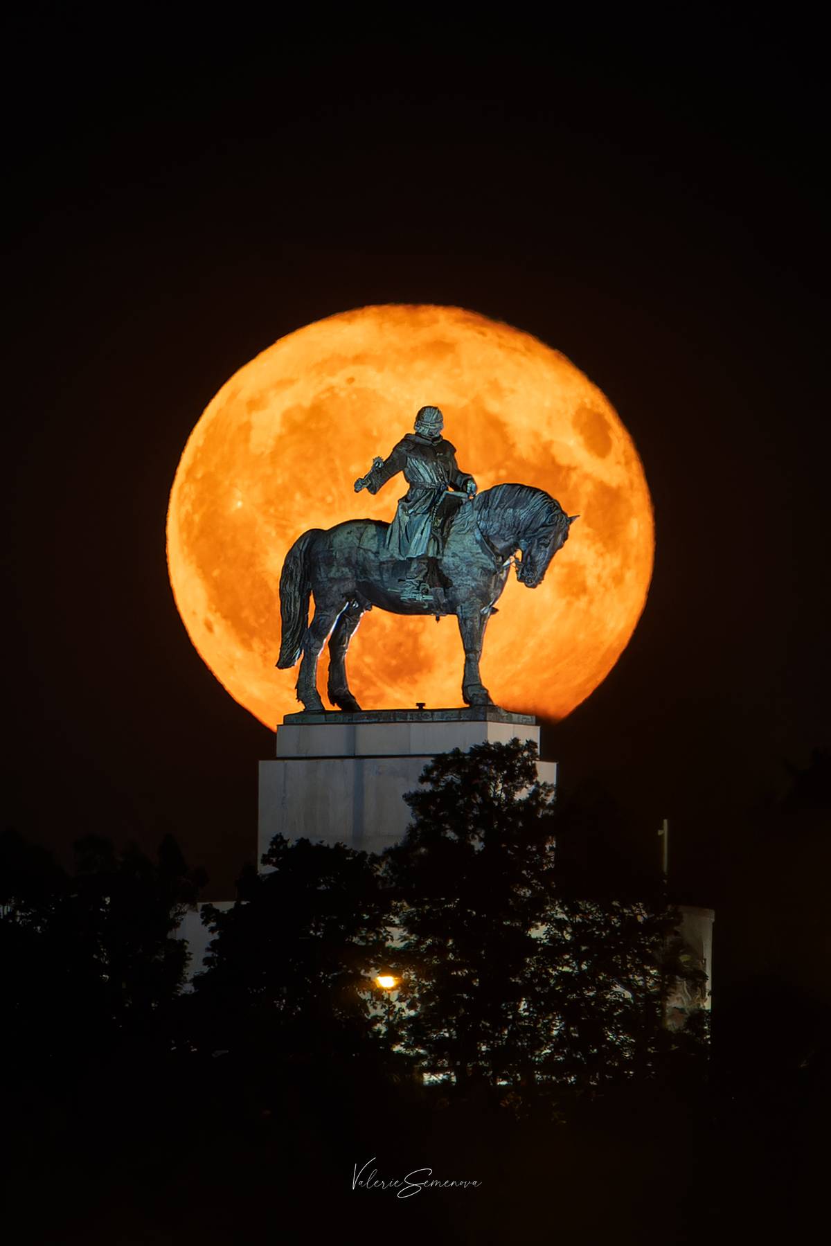 Zde měla Valerie nápad nefotit klasicky z Letné, ale z nábřeží, kde je velký prostor popoběhnout. Aby byl měsíc přesně za koněm, musela to vypočítat v aplikaci. Záběr vznikl v létě kolem půl jedenácté večer.