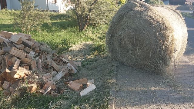 Uvolněný balík slámy na Vsetínsku zavalil nic netušící ženu