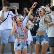 Velmi oblíbené jsou na festivalu extravagantní účesy. 