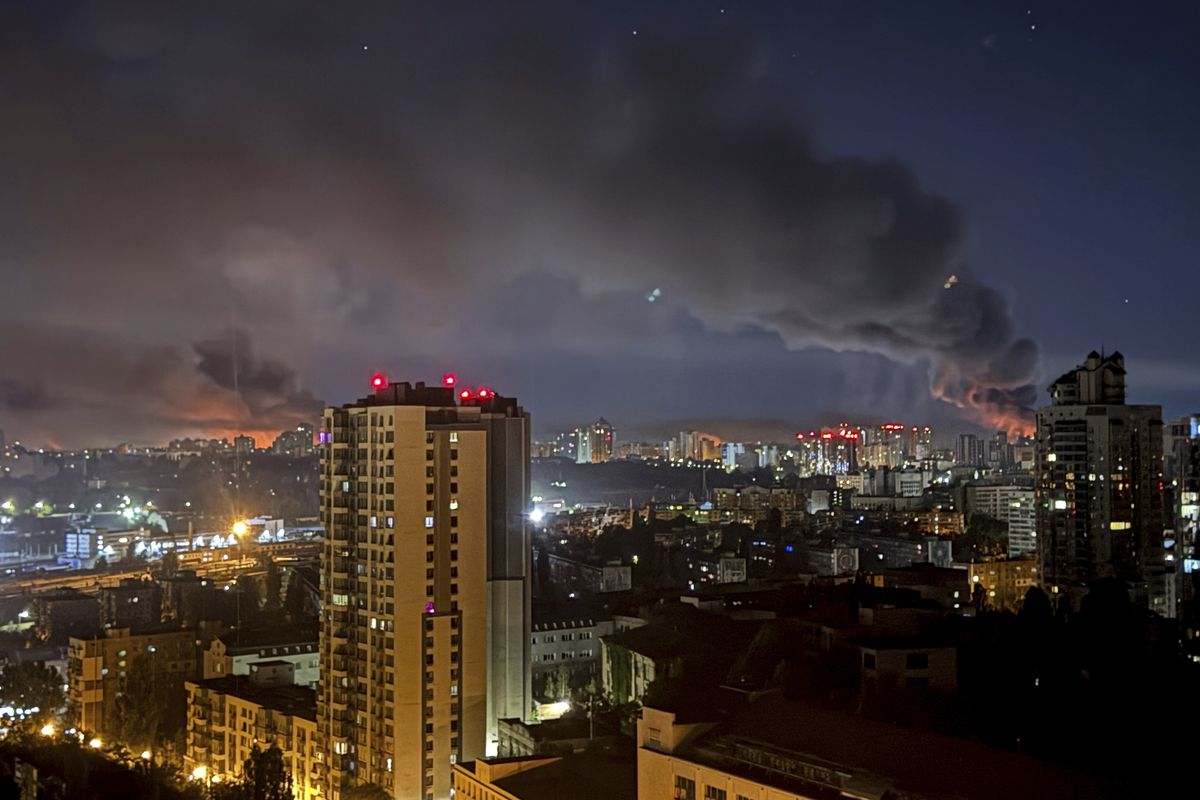Na Ukrajinu udeřily další desítky dronů. Útočil i Kyjev a zasáhl letiště s ruskými bombardéry