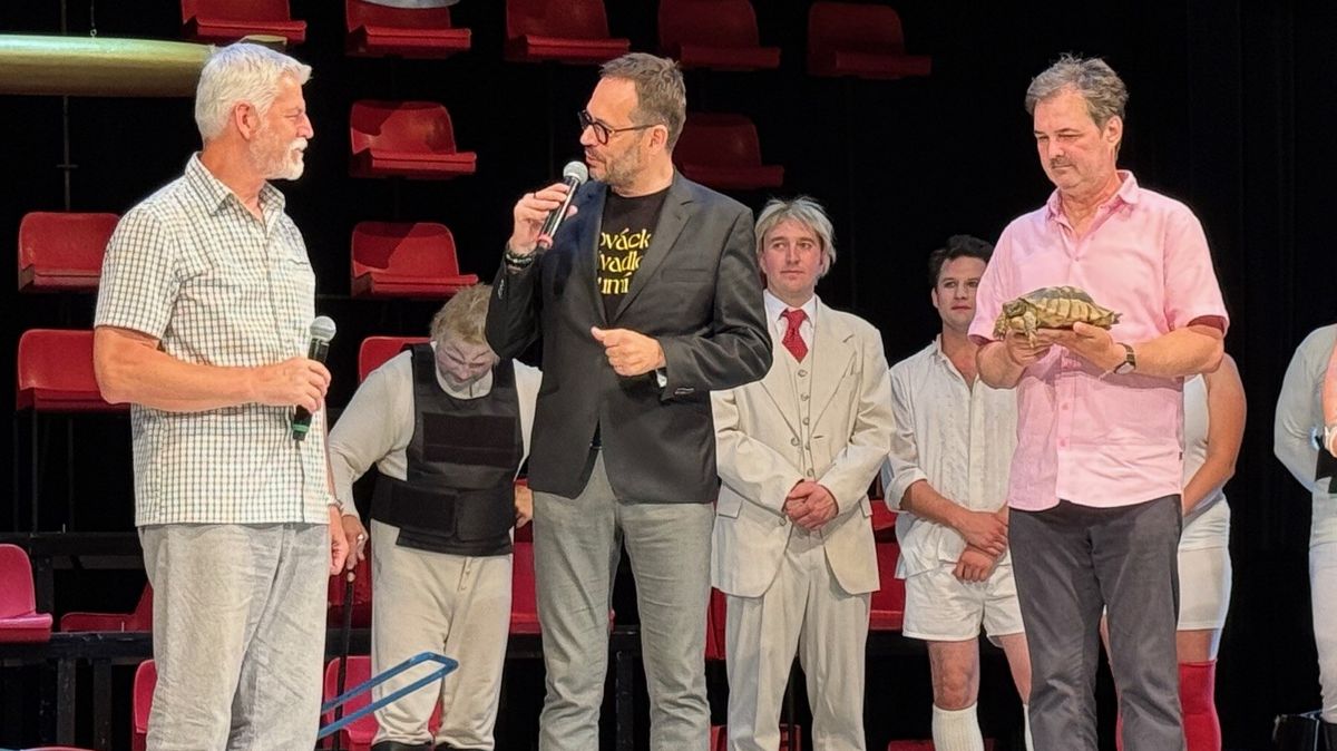 Prezident Pavel si odvezl ze Slováckého divadla umělecký zážitek a litr slivovice