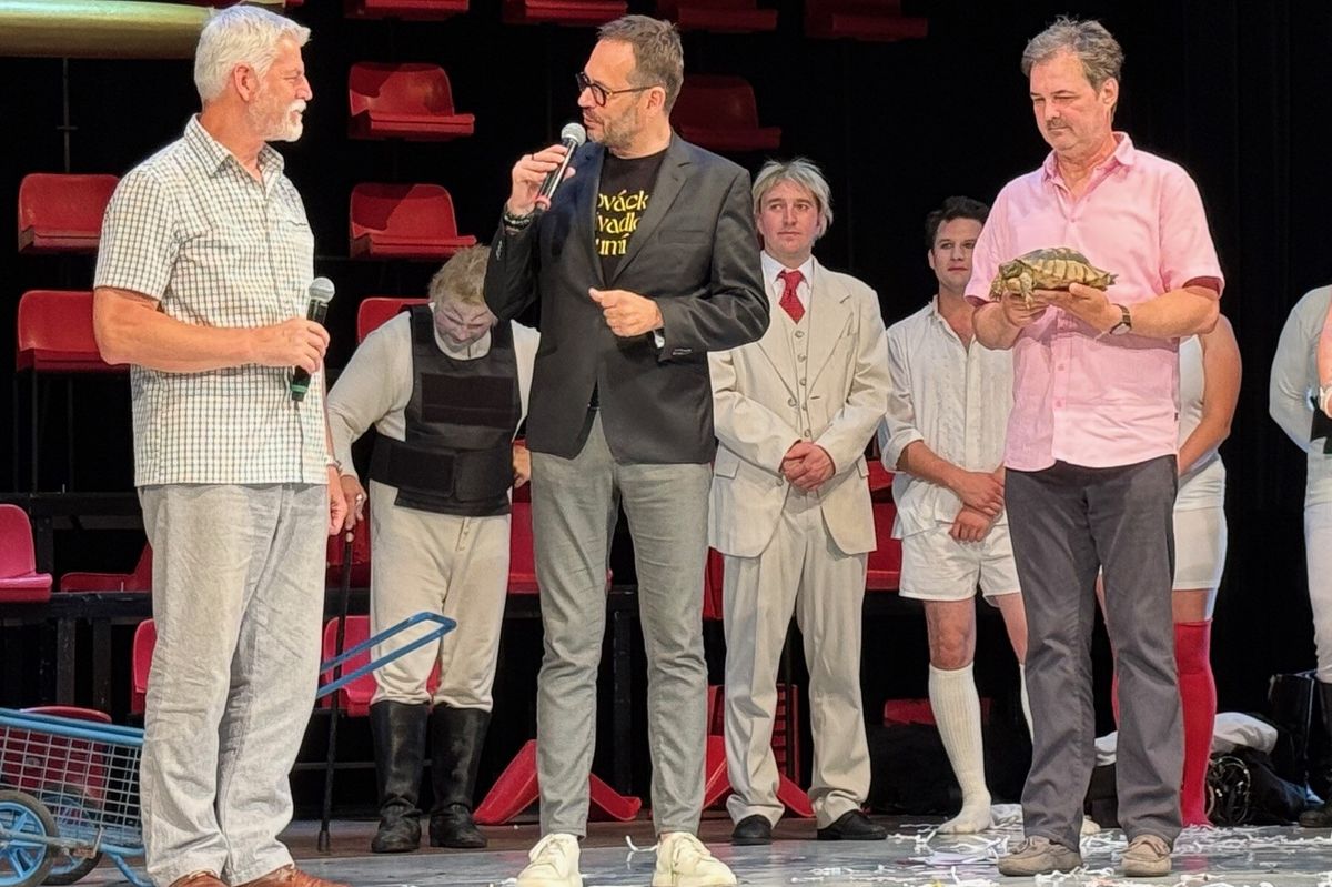 Prezident Pavel si odvezl ze Slováckého divadla umělecký zážitek a litr slivovice
