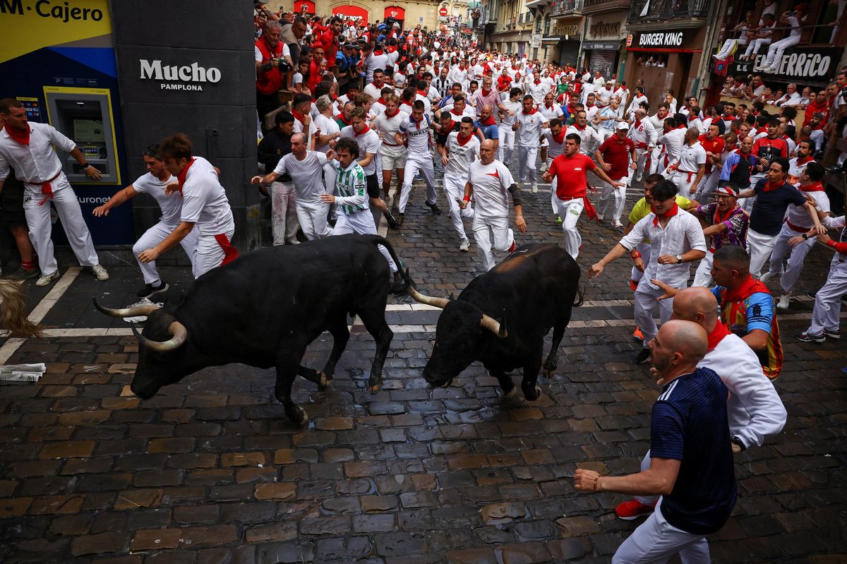 FOTO: Adrenalin, víno i protesty. Pamplona po běhu s býky hlásí zraněné