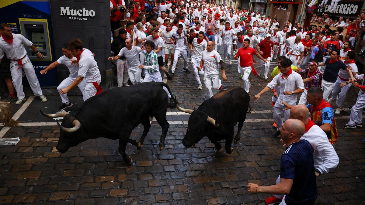 FOTO: Adrenalin, víno i protesty. Pamplona po běhu s býky hlásí zraněné
