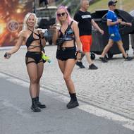 Díky horkému počasí přišla řada žen v odvážnějších outfitech. 