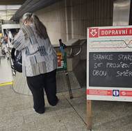 Stanice metra Staroměstská je uzavřena do odvolání, hlásají po Praze nejenom cedule. 