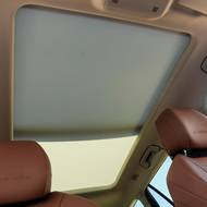 Clonu lze umístit podle preferencí jednotlivých řad. Roluje se netradičně z přední části, díky čemuž řidič nemusí být oslňován a zadní cestující si přitom užijí světla a výhledu.