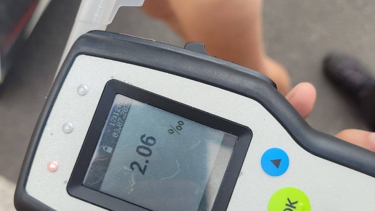 Silně opilé ženy za volantem na jihu Čech. Jedna odjela od nehody, druhá trefila pouliční lampu