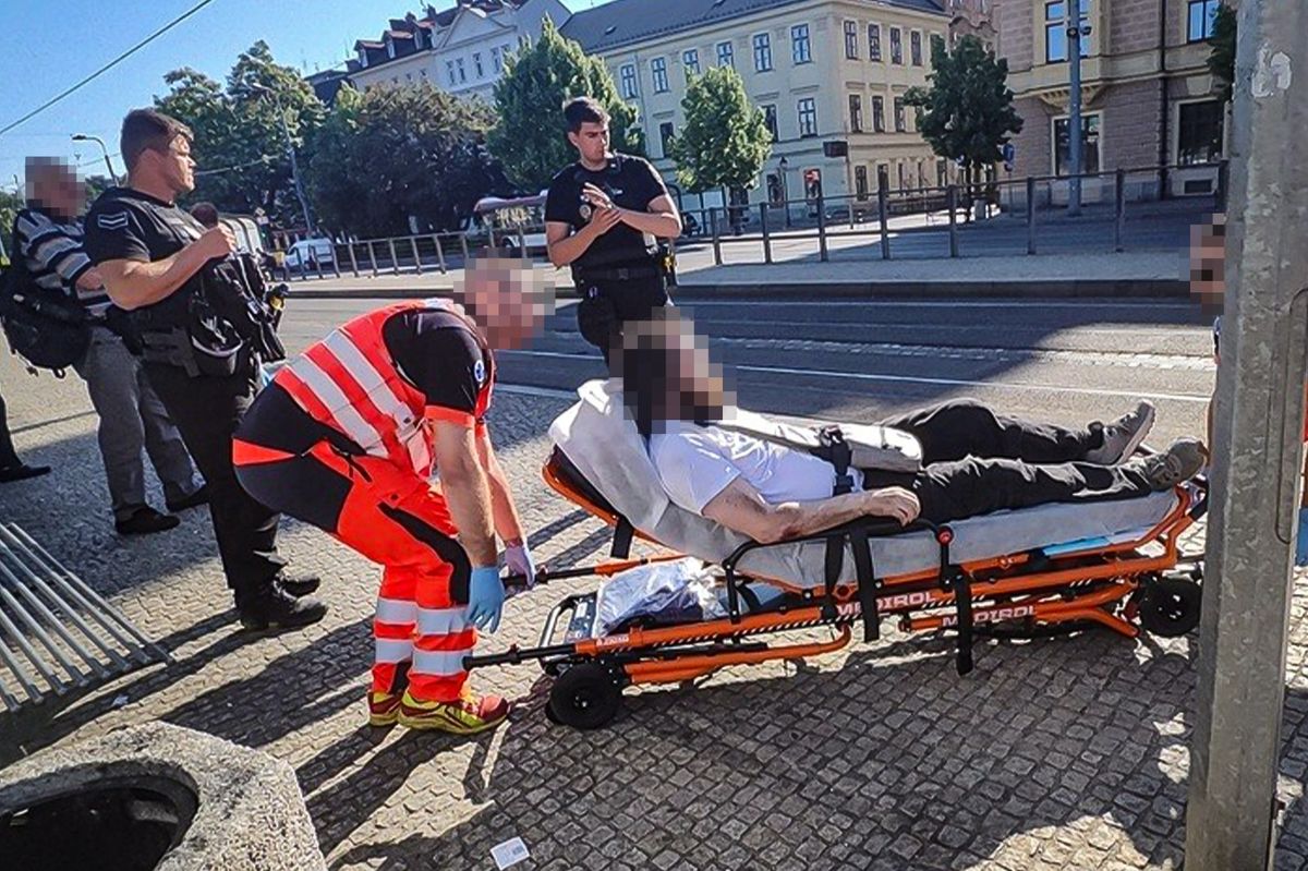 Opilý mladík napadl muže v Plzni, protože mu odmítl půjčit telefon