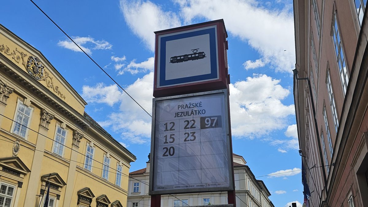 Zmatky po přejmenování pražské tramvajové zastávky Hellichova. Z cesty za Jezulátkem může být bojovka