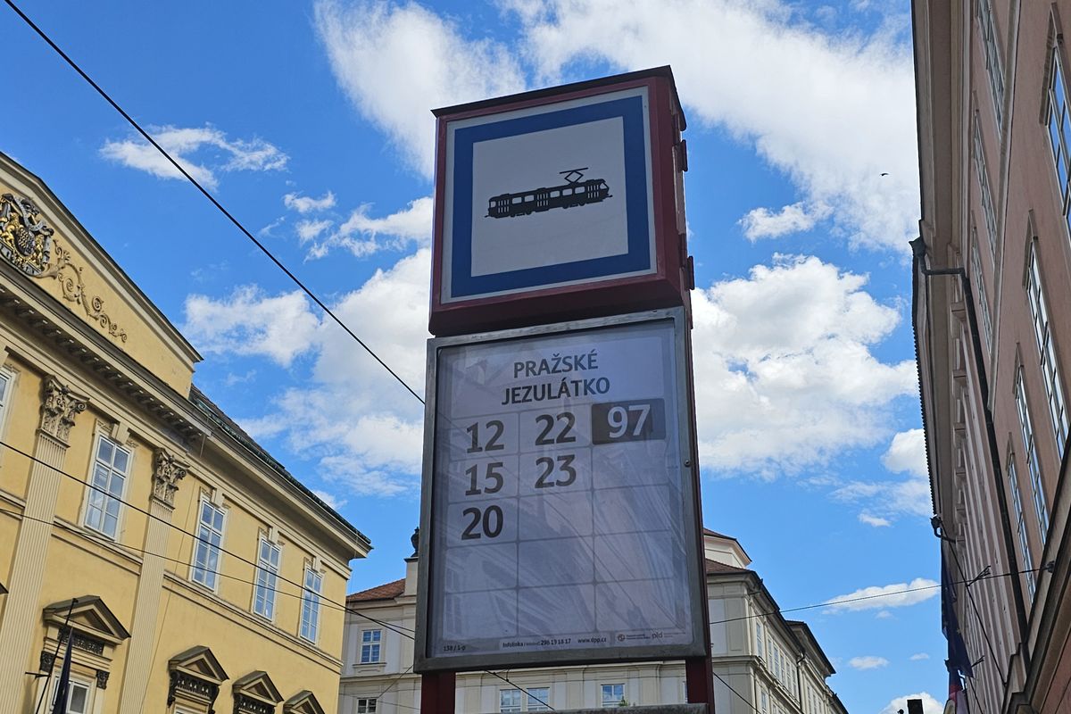 Zmatky po přejmenování pražské tramvajové zastávky Hellichova. Z cesty za Jezulátkem může být bojovka