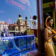 Kostel svatého Mikuláše ve výloze masážního salonu