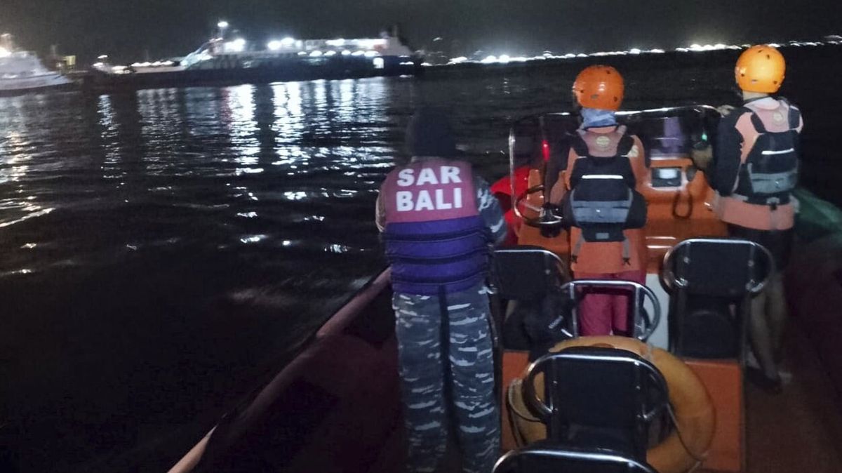 Čtyři mrtví a desítky pohřešovaných. U Bali se potopil trajekt