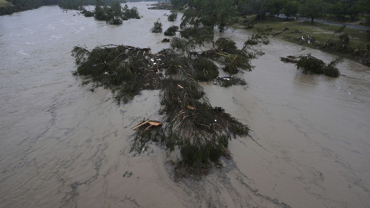 Počet obětí prudkých záplav v Texasu překročil padesát