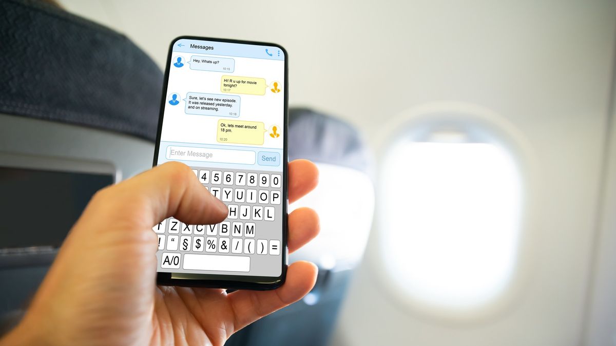 Přečetl si cizí SMS a letadlo to muselo otočit