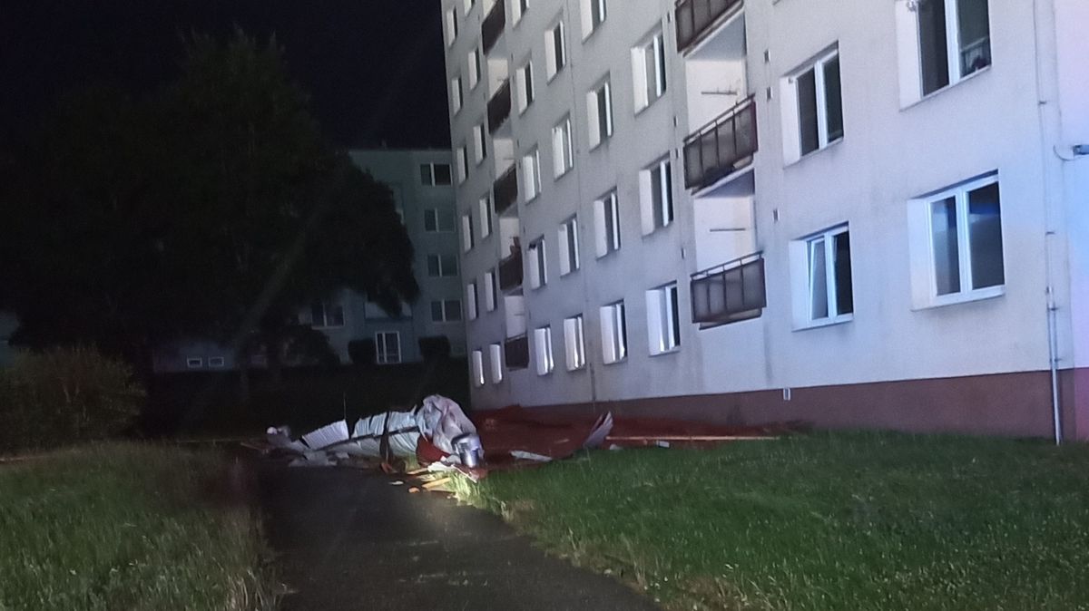 Uvolněná střecha při bouřce v Napajedlech zranila ženu