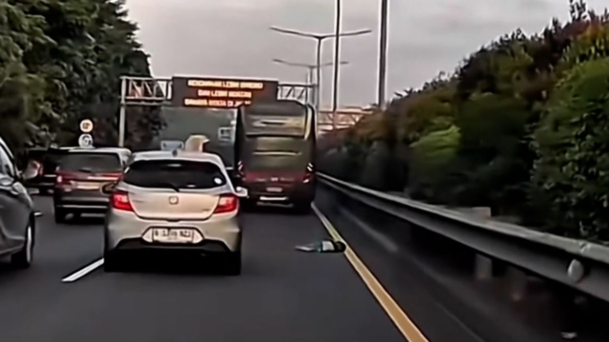 Malý chlapec vypadl za jízdy z autobusu v Indonésii. Měl neuvěřitelné štěstí