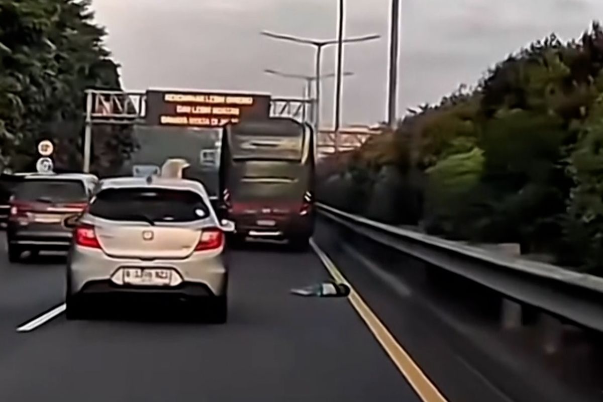 Malý chlapec vypadl za jízdy z autobusu v Indonésii. Měl neuvěřitelné štěstí