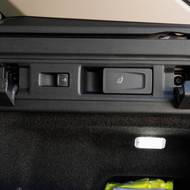 ... i větších. Sklopení sedadel probíhá mechanicky pomocí páček. Elektrická obdoba už dnes v této cenové kategorii také není vzácností, ale podle nás není nutná.