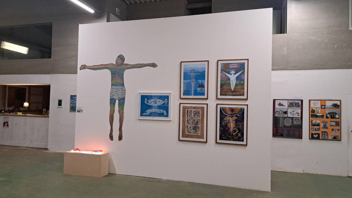 S ohněm v srdci a tužkou v ruce David Vávra desítky let kreslí nejen obrysy architektury, ale vytváří také koláže a asambláže – někdy konkrétní, jindy abstraktní, jako plující mraky.