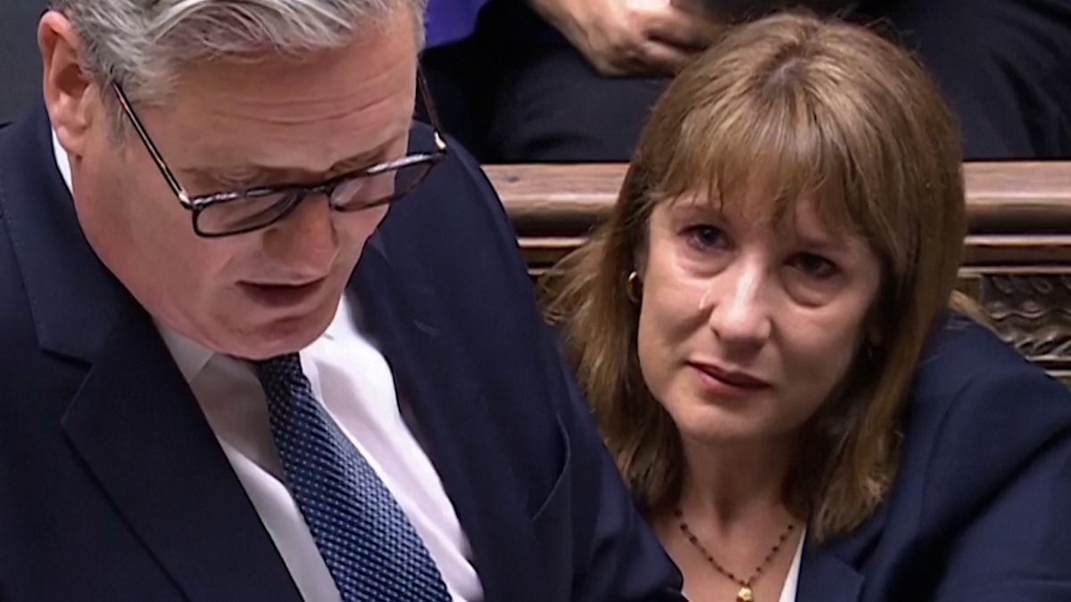 Britská ministryně financí se rozbrečela v parlamentu. Libra se prudce propadla