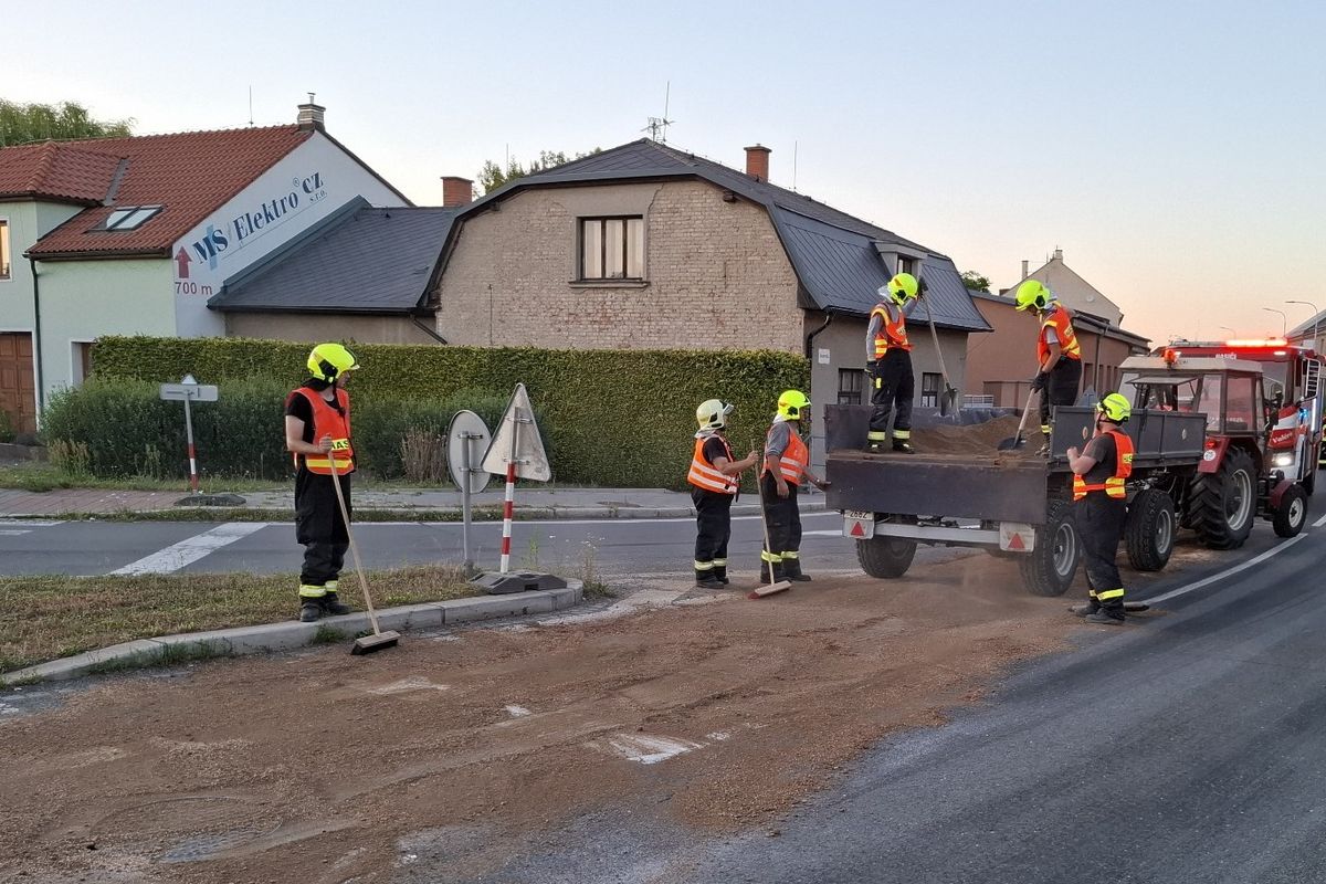 Frekventovaný tah v Olomouci byl plný rozlitého oleje