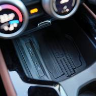 Nabíjet lze bezdrátově jen jeden telefon, kodiaq umí i dva.